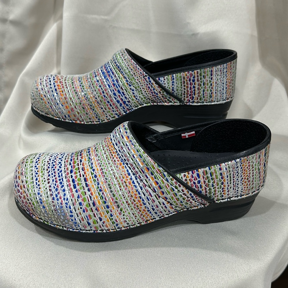 Women’s Textured Multi-Color Sanitas